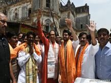 Uddhav Thackeray, son Aditya visits Ayodhya; Offer prayers at makeshift Ram Temple