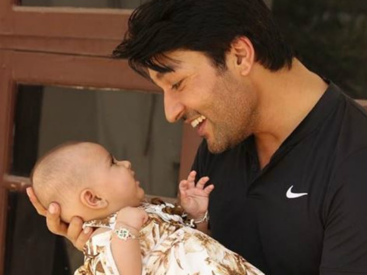 Father's Day 2019: 'Diya Aur Baati Hum' actor Anas Rashid shares adorable picture with daughter Aayat! Anas Rashid shares adorable picture on first 'Father's Day' post baby girl Aayat's birth!