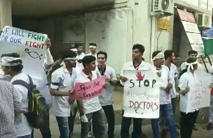 In a show of solidarity with their counterparts in Bengal, medical practitioners across the country have chosen to keep away from work. (ANI)