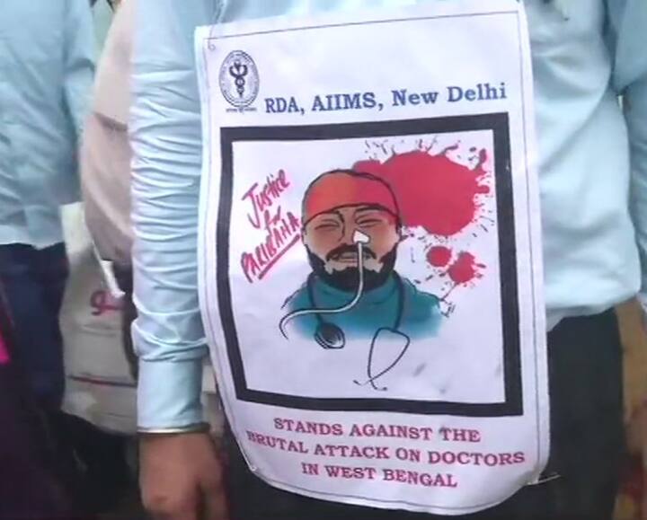  Delhi: Resident Doctors' Association of All India Institute of Medical Sciences (AIIMS) holds protest march against violence against doctors in West Bengal (ANI)