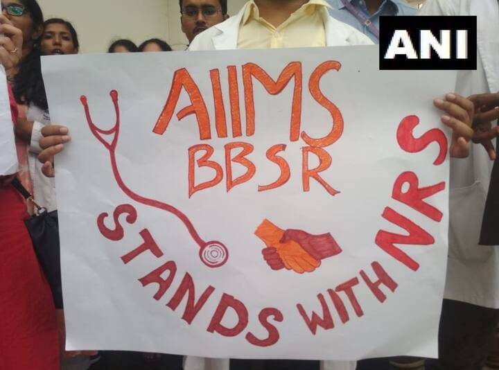 Bhubaneswar: Doctors continue to hold protest at All India Institutes of Medical Sciences, in the wake of violence against doctors in West Bengal. (ani)