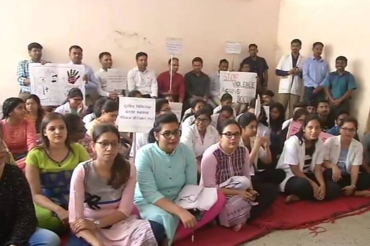 Jharkhand: Doctors at Rajendra Institute of Medical Sciences (RIMS), Ranchi hold protest against violence against doctors in West Bengal. (ANI)