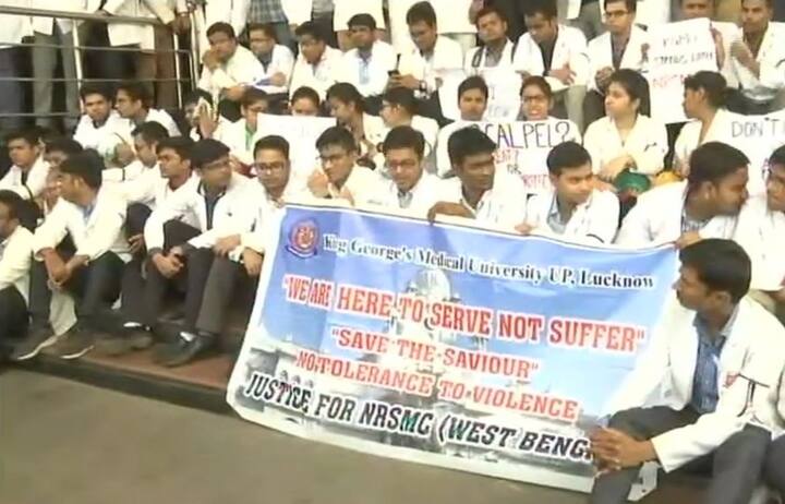 Lucknow: Doctors at King George's Medical University (KGMU) are on strike in wake of violence against against doctors in West Bengal. (ANI)