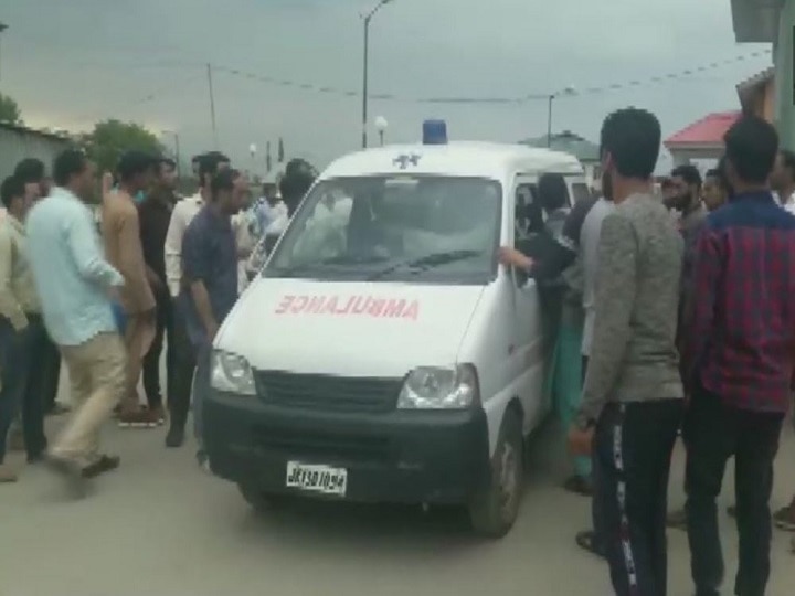 Terrorists hurl grenade at Pulwama police station; 8 civilians injured Jammu&Kashmir: Terrorists hurl grenade at Pulwama police station; 8 civilians injured