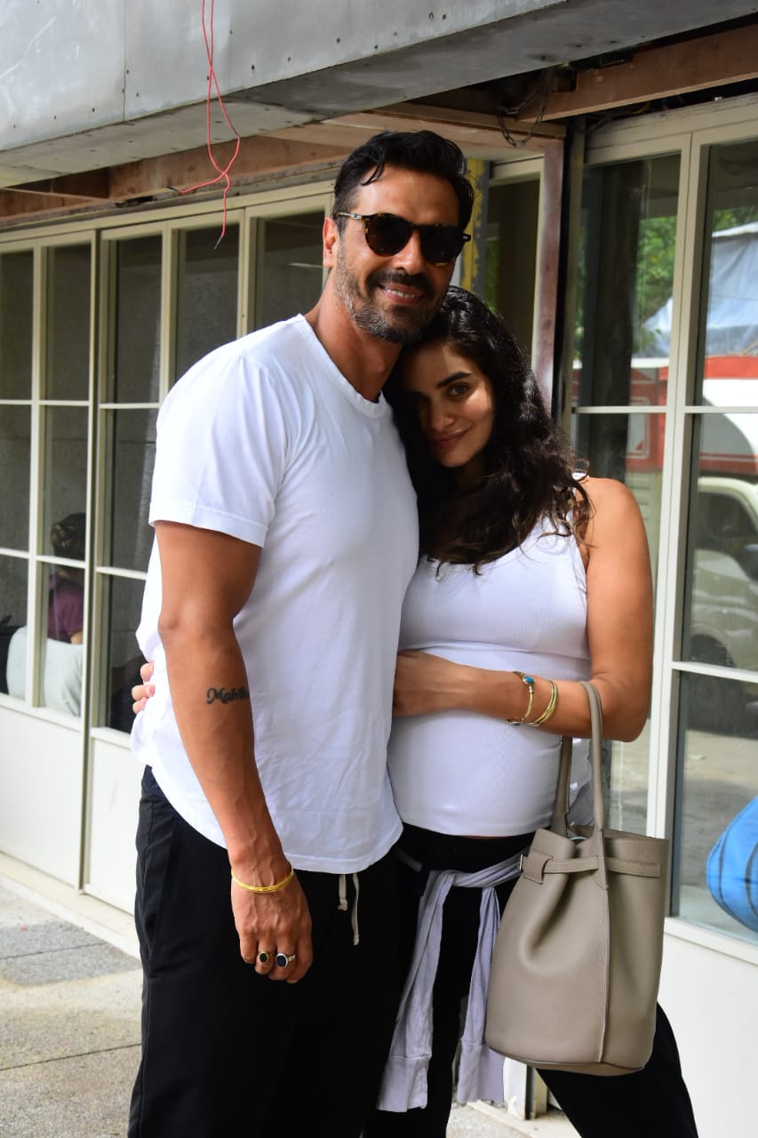 Arjun Rampal & PREGNANT Girlfriend Gabriella Demetriades TWIN In Black ...