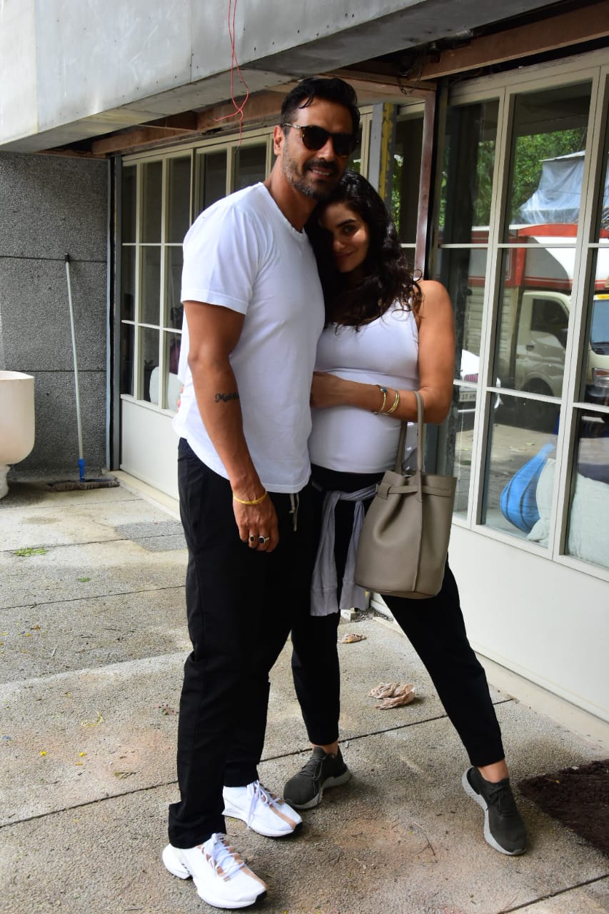 Arjun Rampal & PREGNANT Girlfriend Gabriella Demetriades TWIN In Black ...