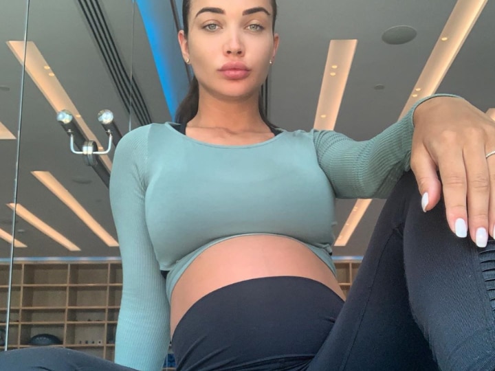 26 weeks pregnant Amy Jackson shares photo flaunting her baby bump, see PIC 26 weeks pregnant Amy Jackson shares photo flaunting her baby bump post workout session