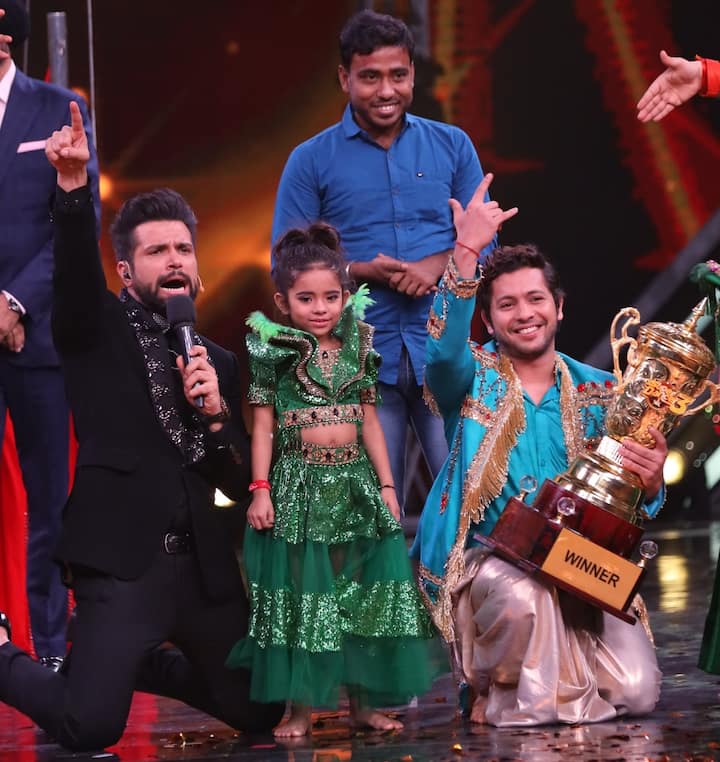  The Grand Finale was nothing but a visual spectacle as the contestants and their gurus performed for one last time on the platform making it a night to remember.