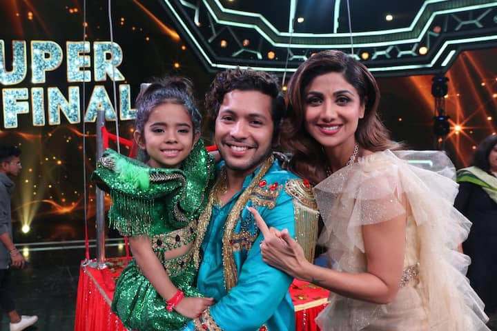 Here's a photo of Rupsa and Nishant with Shilpa Shetty!