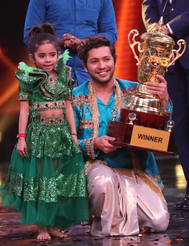 Amidst much fanfare and aplomb, Rupsa along with her Super Guru Nishant Bhatt were awarded the prestigious trophy and a cheque of 15 lakhs (Rupsa) and 5 lakhs (Nishant)