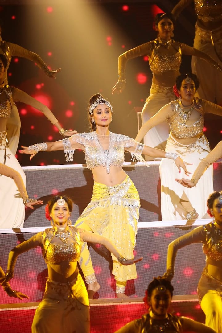 B'wood Diva Shilpa Shetty performed Bharatnatyam on the small screen for the very first time. She performed on songs like ‘Titli’ from Chennai Express, ‘Muqabala’ from ABCD, ‘Aithe aa’ from Bharat and ‘Ghoomar’ from Padmaavat. 
