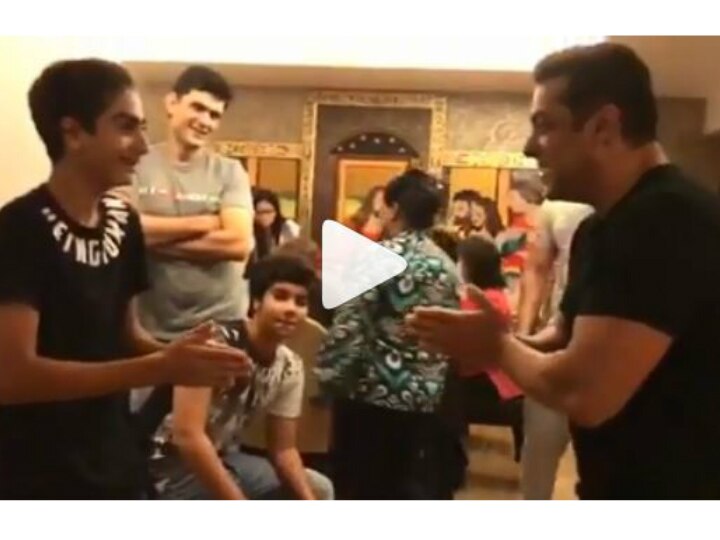 Salman Khan plays red hands with nephews Nirvaan Khan, Arhaan Khan & Ayaan Agnihotri, Watch video to see who won Salman Khan plays red hands with nephews Nirvaan Khan, Arhaan Khan & Ayaan Agnihotri, Watch videos to see who won