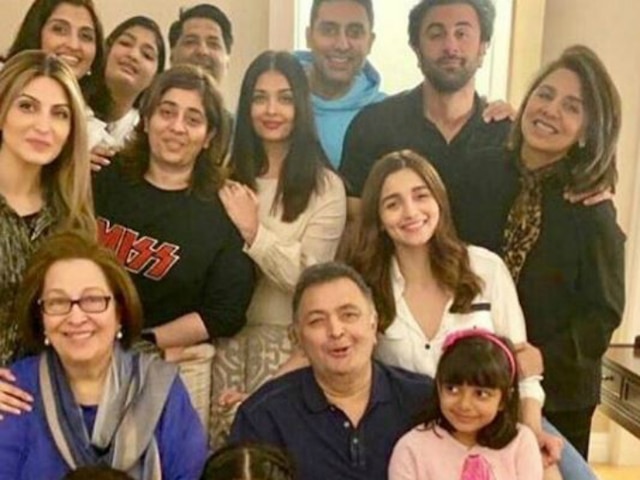 VIRAL PIC: Aishwarya, Abhishek & Aaradhya party with Ranbir-Alia as they join Rishi Kapoor in New York! Aishwarya, Abhishek & Aaradhya Bachchan party with Ranbir Kapoor-Alia Bhatt as they join Rishi Kapoor in New York! SEE PIC!