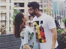 Pregnant TV actress Mahhi Vij shares ADORABLE pic with hubby Jay Bhanushali flaunting her baby bump