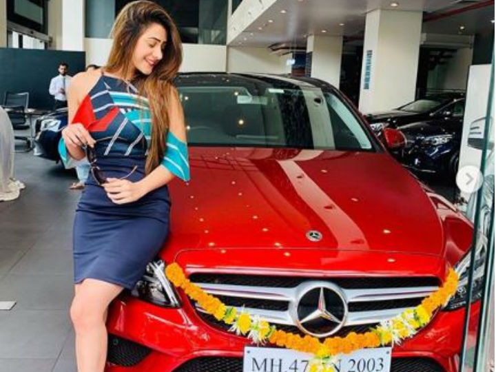 Jija Ji Chat Par Hai TV actress Hiba Nawab buys a new Mercedes car TV actress buys a swanky new red Mercedes car; Flaunts on social media!