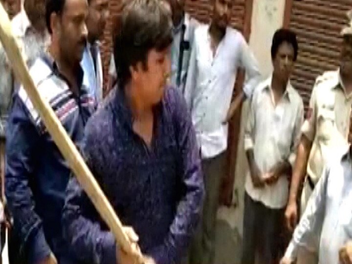 Indore: BJP MLA Akash Vijayvargiya Thrashes Municipal Corporation Officer With Cricket Bat Indore: BJP MLA Akash Vijayvargiya Thrashes Municipal Corporation Officer With Bat, Denied Bail