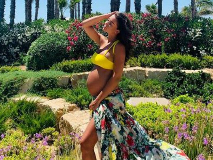 Amy Jackson flaunts baby bump; Reveals she is in her third trimester! SEE PIC INSIDE! PIC: Amy Jackson flaunts baby bump; Reveals she is in her third trimester!