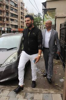 PICS: Yuvraj Singh\'s EX-Girlfriend Kim Sharma Looks HOT As She Attends His Retirement Party