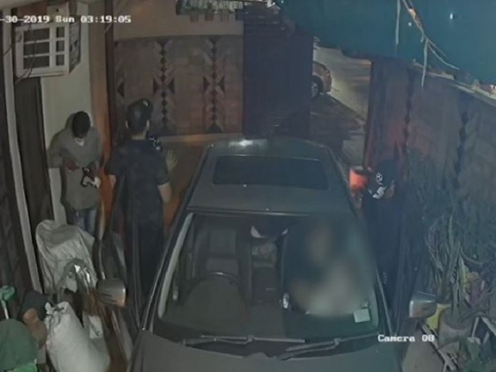 Family robbed at gunpoint inside house in Delhi's Gujranwala; incident captured in CCTV Family Robbed At Gunpoint Inside House In Delhi's Gujranwala; Incident Captured On CCTV