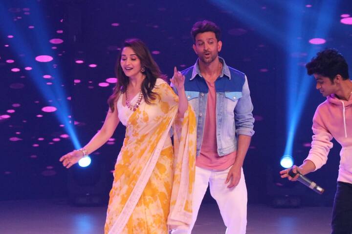 Show's permanent judge Madhuri looked mesmerizing in a white & yellow saree while Hrithik looked handsome in white pants, pink tee and blue denim jacket over it.