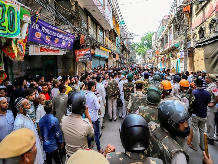 Fight Over Parking Takes Communal Turn In Delhi's Chawri Bazaar, Tension Prevails Fight Over Parking Takes Communal Turn In Delhi's Chawri Bazaar, Tension Prevails