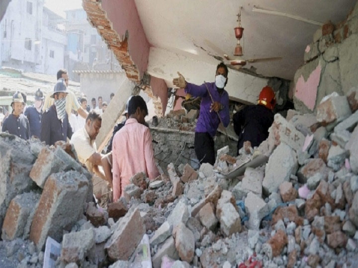 10-Year-Old Girl Trapped Under Debris After Wall Collapses In Mumbai's Malad 10-Year-Old Girl Trapped Under Debris After Wall Collapses In Mumbai's Malad