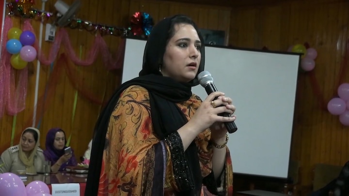 Kashmiri Woman IAS officer Raises Awareness On Menstrual Hygiene Among Young Girls Kashmiri Woman IAS Officer Raises Awareness On Menstrual Hygiene Among Young Girls