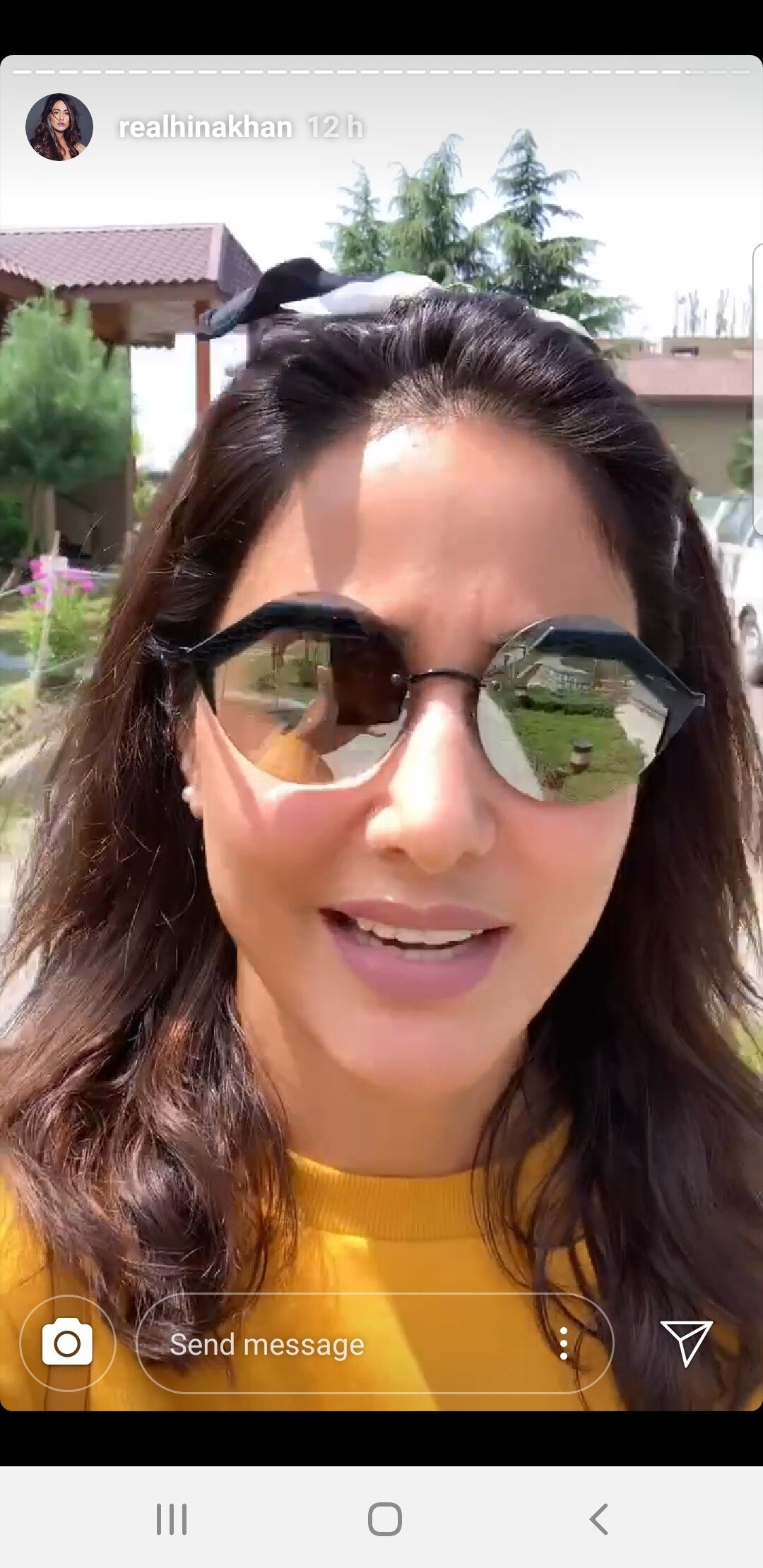 PICS: Burqa Clad Hina Khan Walks Barefoot Visiting Mosques In Srinagar, Relives Her Childhood!