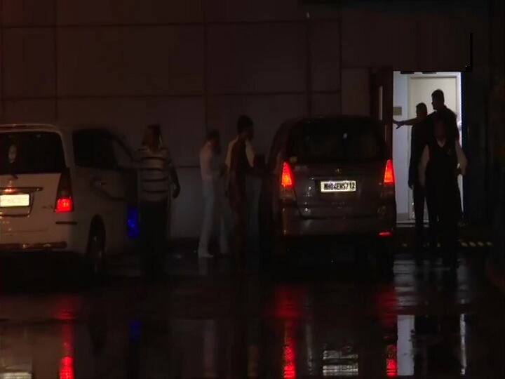 Karnataka: After Resigning, 10 Congress-JDS MLAs Arrive In Mumbai Karnataka: After Resigning, 10 Congress-JDS MLAs Arrive In Mumbai