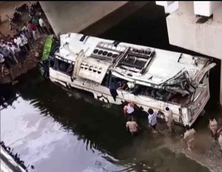 Agra: Bus carrying 40 passengers falls in jharna nalla on Yamuna Expressway; Atleast 29 dead UP: 29 Dead As Bus Falls Into Large Drain After Driver Dozes Off