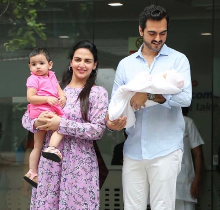 A Month After 2nd Baby Miraya's Birth, Esha Deol Steps Out For Lunch-Date With Bharat Takhtani & Elder Daughter Radhya!