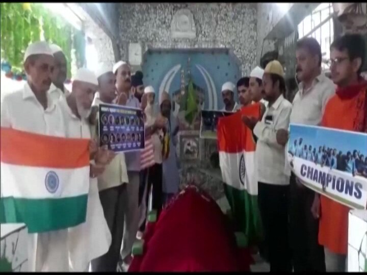 People offered ‘chadar’ at a ‘dargah’ in Prayagraj head of the match in the first semi-final of World Cup 2019. In which India will take on New Zealand today at Old Trafford, Manchester (England).