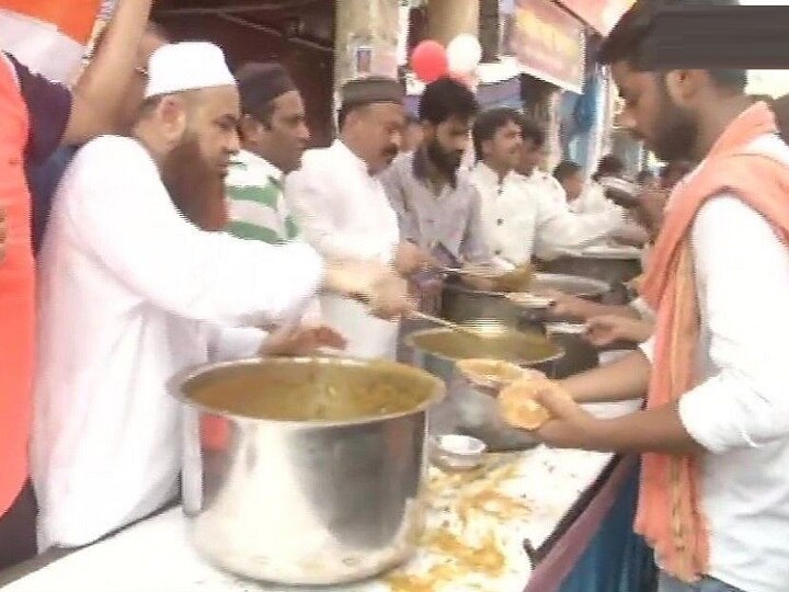 Delhi: Muslims Distribute Food To Shobha Yatra Participants Delhi: Muslims Serve Food To Shobha Yatra Participants In Hauz Qazi