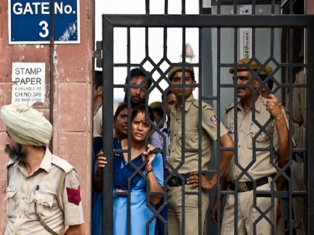 Man Accused Of Chain-Snatching Jumps From The 5th Floor Of Saket Court, Dies Man Accused In Chain-Snatching Case Jumps From The 5th Floor Of Saket Court, Dies