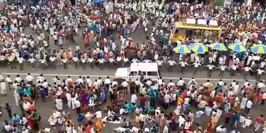 WATCH: Thousands of Devotees Make Way For Ambulance During Rath Yatra Procession in Puri WATCH: Thousands of Devotees Make Way For Ambulance During Rath Yatra Procession in Puri