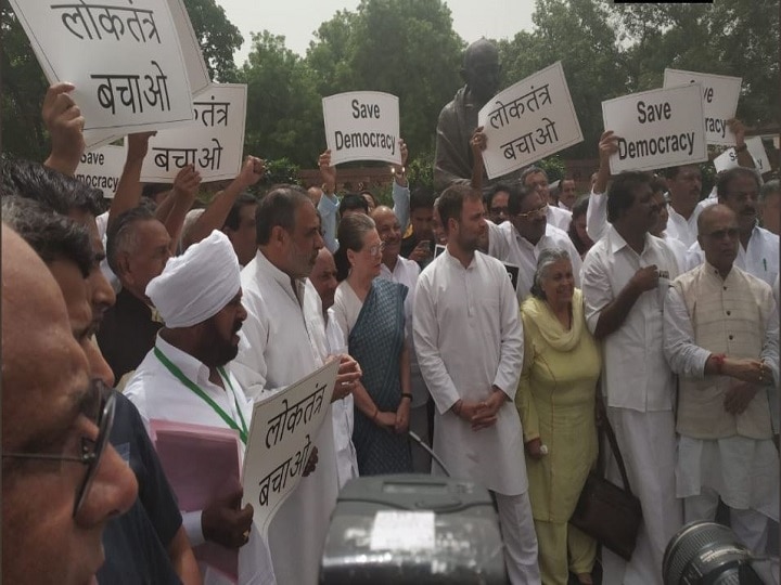 Congress crisis: Sonia, Rahul, other Congress leaders protest against Karnataka, Goa issue Congress Crisis: Sonia, Rahul, Other Congress Leaders Protest Against Karnataka, Goa Issue