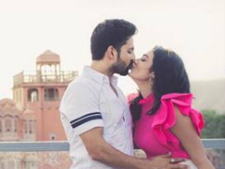 Aakanksha Singh & Hubby Kunal Sain Share A Romantic Kiss As They Celebrate Sixth Engagement Anniversary! Aakanksha Singh & Hubby Kunal Sain Share A Romantic Kiss As They Celebrate Sixth Engagement Anniversary!