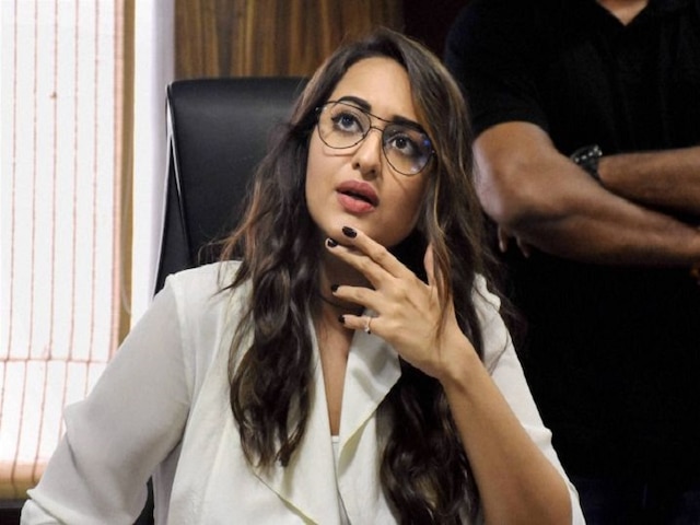 Mumbai: UP Police Visit Sonakshi Sinha's House For Inquiry In ...