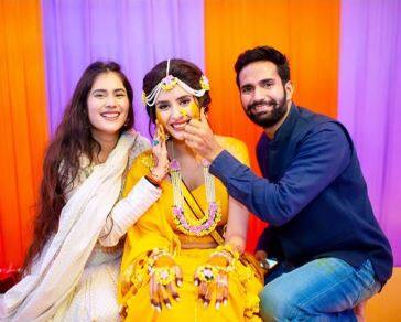 The glowing bride posing with her siblings