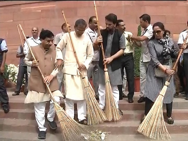 Swachh Bharat Abhiyan: Parliament premises cleaned by BJP leaders Anurag Thakur, Hema Malini, others Watch: BJP MPs Anurag Thakur, Hema Malini Sweep Parliament Premises Under Swachh Bharat