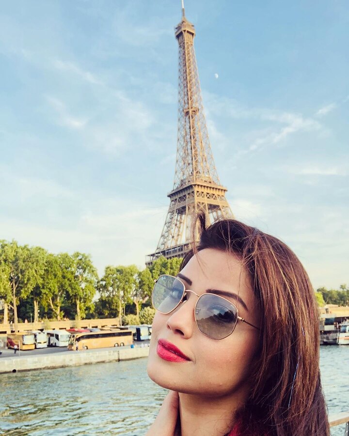 The beautiful actress shared several pictures in which she can be seen posing in front of Eiffel Tower. 