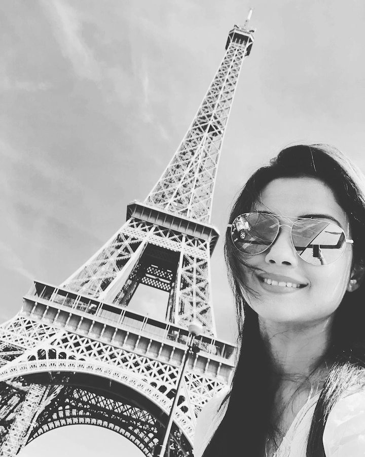 ‘’And Its all in the name of LOVE #paris #singlehappy #lovemyself #eiffeltower,’’ the caption for the post read.