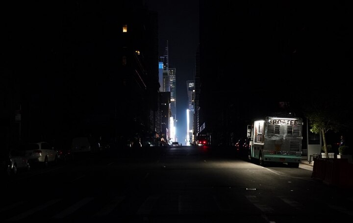 US: Massive power outage hits New York City US: Times Square Goes Dark As Massive Power Outage Hits New York City