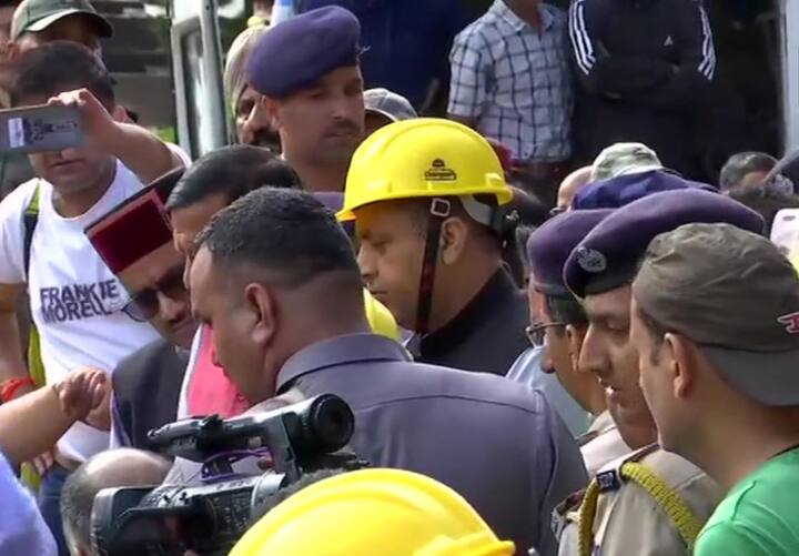 Chief Minister Jai Ram Thakur and other officils met the injured. (ANI)