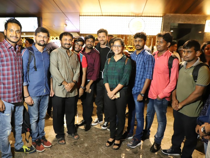 Anand Kumar thanks Hrithik Roshan for joining his 'Super 30' students at the special screening Anand Kumar Thanks Hrithik Roshan For Joining His 'Super 30' Students At The Special Screening