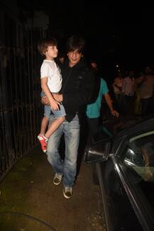 PHOTOS: Shah Rukh Khan Wife Gauri & Kids- Aryan, Suhana & AbRam Step Out In Style For A Dinner Date!