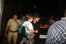 PHOTOS: Shah Rukh Khan Wife Gauri & Kids- Aryan, Suhana & AbRam Step Out In Style For A Dinner Date!