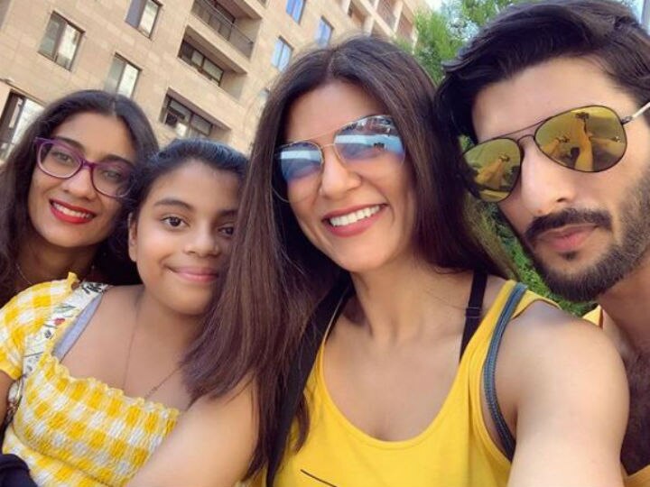 Sushmita Sen Posts 'Family Selfie' With Boyfriend Roman Shawl & Daughters Renee And Alisah Sushmita Sen Posts 'Family Selfie' With Boyfriend Roman Shawl & Daughters Renee And Alisah