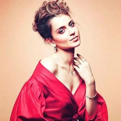 VIDEO: Kangana Ranaut Is All Praises For Kareena Kapoor On 'The Kapil Sharma Show' & Thinks She Should Be Bollywood's Home Minister!