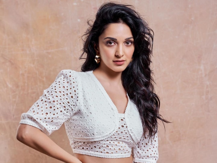 BTS PIC Of Kiara Advani Bold Topless Photo Shoot From Dabboo Ratnani Calendar 2020 Seen This BTS PIC From Kiara Advani’s Topless Photo-shoot For Dabboo Ratnani’s Calendar?